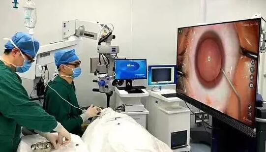 近日，由厦门眼科中心业务副院长张淳博士带领的高度近视专科团队，应用3D导航和2mm微切口技术，仅仅半天时间便顺利完成30台ICL晶体植入手术。据悉，这是在眼科领域 次将3D手术显微镜、术中导航以及2mm微切口三项新技术应用于ICL植入术，标志着厦门眼科中心ICL植入手术处于业界领*水平。1.jpg
