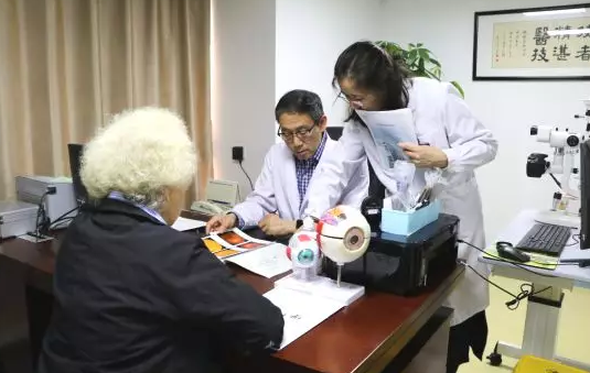 Prof. Yu-Guang He与深圳华厦眼科医院赵铁英院长一同，为患有 眼底病的患者进行了仔细的检查和病案分析，并指导医生进行诊疗，让深圳华厦眼科医院眼底病科在 眼病方面的技术水平有了进一步的提升1.png