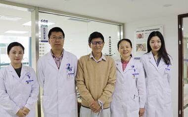 深圳华厦眼科医院 为78岁的患者巫先生实施新型三焦点人工晶体植入术1.jpg