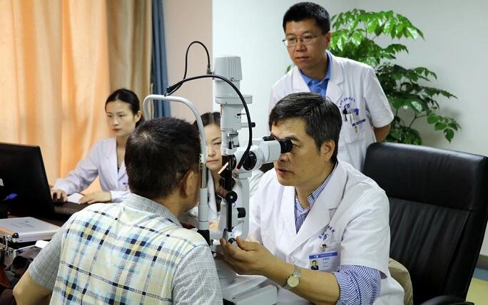 深圳华厦眼科医院 为78岁的患者巫先生实施新型三焦点人工晶体植入术5.jpg