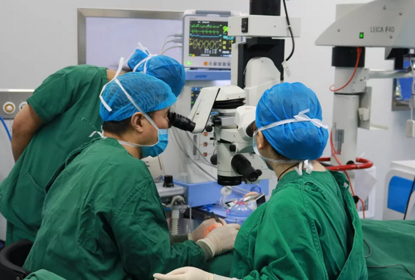 5岁男孩在重庆华厦眼科医院顺利进行角膜移植2.png