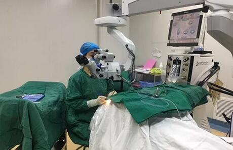 新西兰白内障老爷子在成都华厦眼科医院手术后不禁向医护人员翘起大拇指1.jpg