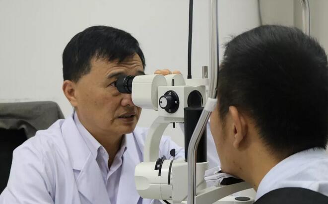 姚晓明教授坐诊福州眼科医院并实施白内障摘镜联合角膜移植手术1.jpg