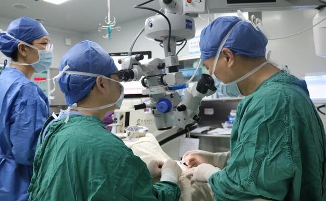 姚晓明教授坐诊福州眼科医院并实施白内障摘镜联合角膜移植手术4.jpg