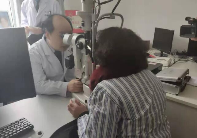 上海和平眼科医院院长郭海科教授应邀莅临衡水同瑞眼科医院进行白内障手术2.jpg