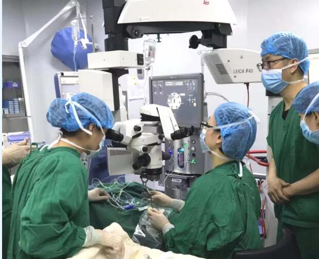 厦门眼科中心龙岩眼科医院顺利为三名患者完成23G微创玻璃体切割术1.jpg