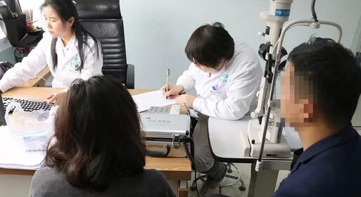 近视夫妻俩一起在许昌华厦眼科医院顺利完成摘镜1.jpg