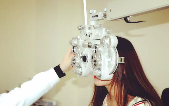 4月9日杭州网红荣酱在杭州华厦眼科医院进行近视手术前检查1.jpg