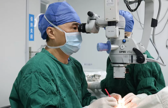 福州眼科医院出名角膜病医生姚晓明教授为一位不慎眼外伤导致角膜受损患者进行角膜移植手术2.png