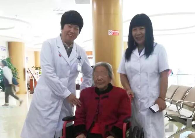 百岁白内障老人在华厦眼科医院顺利手术2.jpg