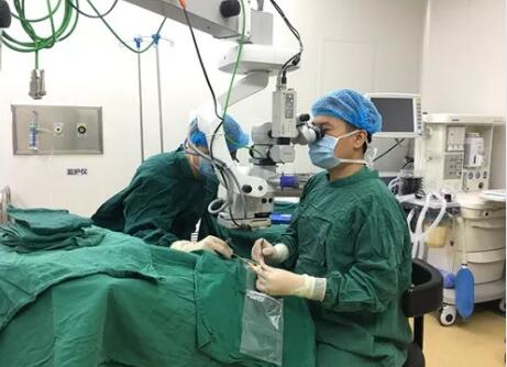 四川丹巴15岁男孩患结膜血管瘤，在成都华厦眼科医院顺利手术2.jpg