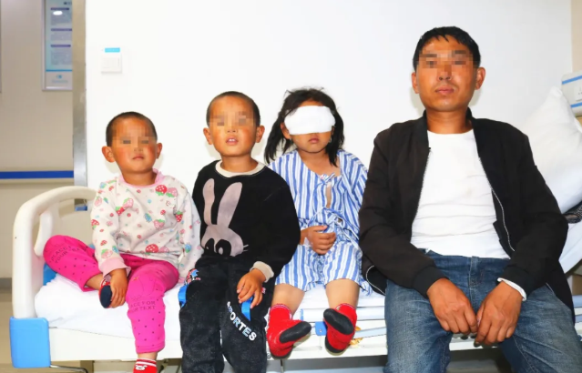 三姐弟在重庆华厦眼科医院顺利进行双眼先天性白内障手术1.png