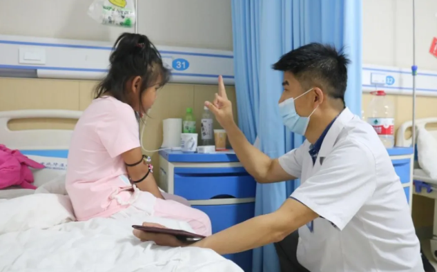 三姐弟在重庆华厦眼科医院顺利进行双眼先天性白内障手术2.png
