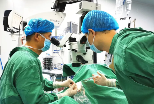 三姐弟在重庆华厦眼科医院顺利进行双眼先天性白内障手术3.png