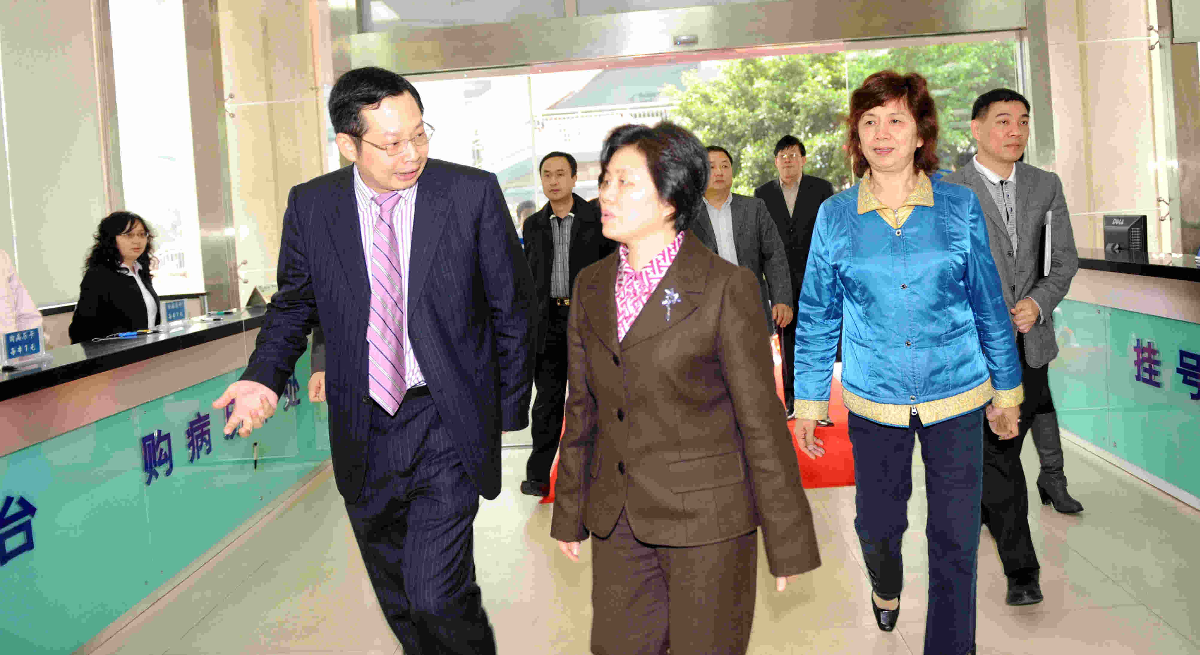 2010年3月，副省长陈桦来厦门眼科中心调研参观