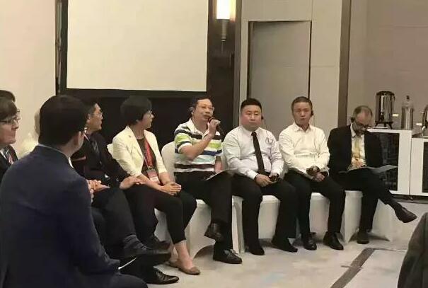华厦眼科医院董事长苏庆灿受邀出席，并在主题讨论环节中分享了华厦眼科 特的 发展之道。