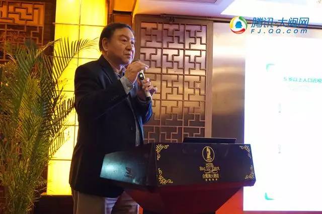 华厦眼科集团赵堪兴教授较新演讲:增加户外活动时间可以 预防孩子近视 华厦眼科集团赵堪兴教授较新演讲:增加户外活动时间可以 预防孩子近视