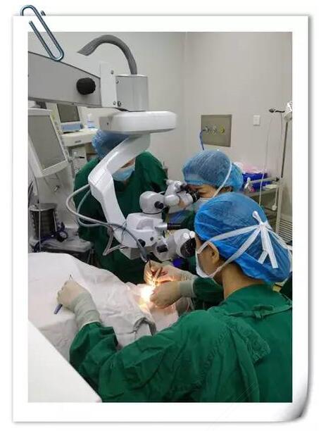 潘美华教授在成都华厦眼科医院为小患者手术.jpg