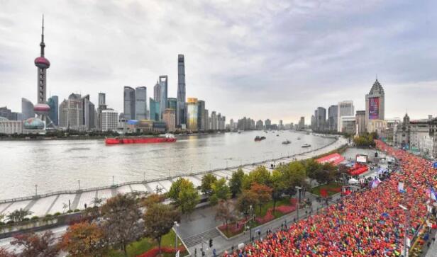 在今年上海马拉松的赛道上，我们又看到了这样一位特立 行的跑者，他光着脚，穿着华厦眼科醒目标志的运动衣，脚腕系着一对平安铃，奋力奔跑在赛道间……他将光脚奔跑的原意表达得淋漓尽致，他将马拉松的修行体现得返璞归真。——今天，跑友们又见着了代表华厦眼科医院集团参赛的明星选手“赤脚大仙”李清模。1.jpg