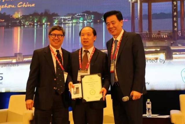 　　他是我国多次受邀于世界眼科大会、美国眼科年会、亚洲太平洋地区眼科年会等环球眼科会议进行现场手术表演的医生;是国内较早开展表面麻醉下小切口白内障超声乳化吸除联合折叠人工晶体植入术、有晶体眼人工晶体植入术的医生;也是目前我国白内障人工晶体植入手术量较多的医生。他就是——华厦眼科医院集团业务副总院长、上海和平眼科医院院长郭海科教授!3.jpg