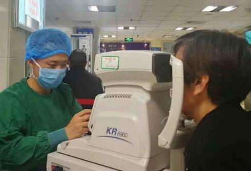 12月18日，厦门眼科中心屈光手术中心郑林副主任就接诊了这么一位特殊的“近视患者”。让大家讶异不已，这么大年纪适不适合近视手术？会不会 ？2.jpg