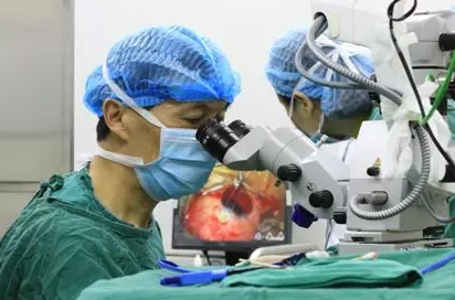 成都华厦眼科医院已经开展的青光眼手术有：引流阀 (钉)植入手术(2015年以来已200多 )，360°Schlemm's管切开术，激光CO2 辅助巩膜深层切除术，小梁切除术青(光眼)白(内障)联合手术。还有虹膜周切术、前房成形术、 虹膜复位术，睫状体冷冻术，小梁切开术和前房穿刺术等5.png