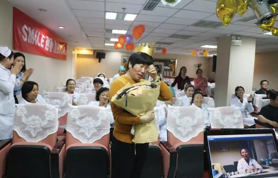 3月30日是华厦眼科医院侯旭波院长的生日。侯院长可能不记得今天是她的节日，因为她总是在繁忙中忘记自己的生日。为了给侯院长一个惊喜，顺便提升员工凝聚力，综合办员工早在好几天前就偷偷策划了一通2