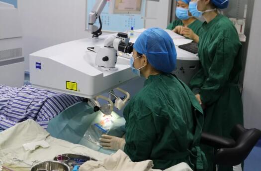 重庆华厦眼科医院屈光手术中心职红主任进行详细解答。长期佩戴隐形眼镜 不影响摘镜手术“不正确配戴隐形眼镜，会对眼睛造成一定的伤害，但是不会影响做近视手术， 通过严格的22项术前检查，就能接受适合自己的摘镜手术2.jpg