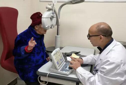 95岁曾婆婆在贵阳阳明眼科医院白内障超声乳化+人工晶体植入术后 复明2.jpg