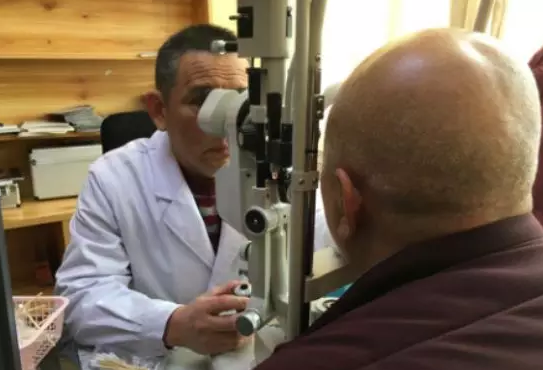 竹枝伤眼致真菌性角膜溃疡 在厦门眼科中心角膜移植后顺利复明.png