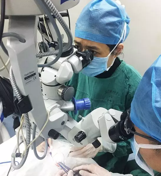 厦门眼科中心为因脑瘤手术引起的斜视患者顺利实施显微斜视手术2.png