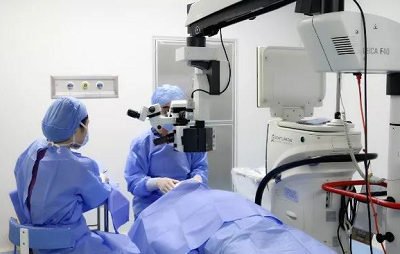 青岛华厦眼科医院院长胡隆基教授为高度近视中年患者进行ICL晶体植入术1.png