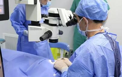 青岛华厦眼科医院院长胡隆基教授为高度近视中年患者进行ICL晶体植入术2.jpg