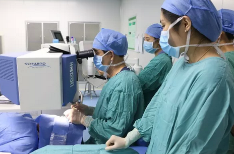 青岛华厦眼科医院顺利完成本院首 角膜交联手术3.png