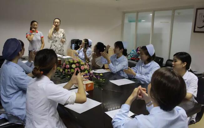 为了方便聋哑眼科患者们就诊 上海和平眼科医院党支部开启“爱心助聋通道”1.jpg