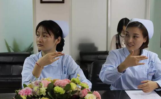 为了方便聋哑眼科患者们就诊 上海和平眼科医院党支部开启“爱心助聋通道”3.jpg