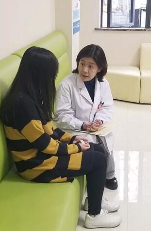 重庆网红在重庆华厦眼科医院直播摘镜手术1.jpg