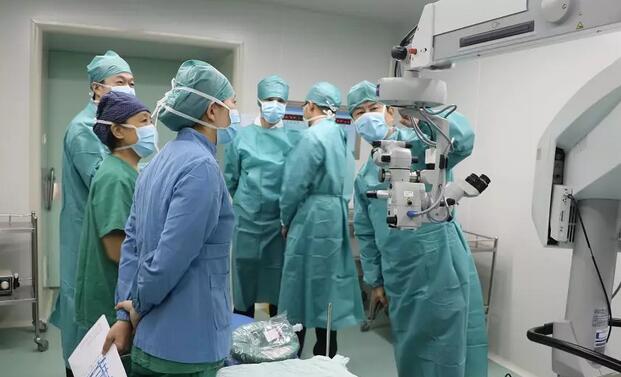 德国蔡司全飞秒技术专家团参观访问华厦眼科医院2.jpg