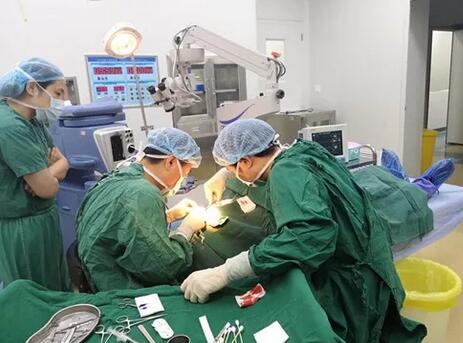 近日成都华厦眼科医院医务部魏兆林主任在本院进行祛眼袋眼整形手术2.jpg