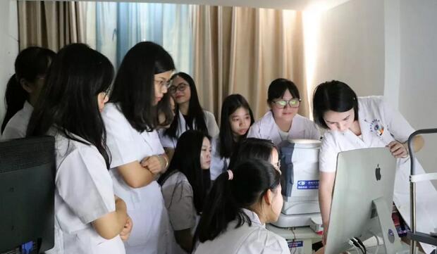 特别表扬特检科她们检查的精准度高得让我意外——深圳华厦眼科医院院长赵铁英教授1.jpg