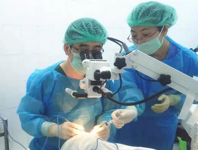 3月16日福州眼科医院副院长叶向彧博士与深圳华厦眼科医院姚晓明教授带领医疗小组奔赴缅进行白内障复明公益行动