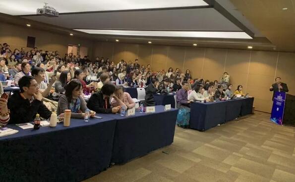 华厦眼科专家团受邀亮相第十九届环球眼科学学术会议暨第十九届环球视光学学术会议（COOC 2019）3.jpg