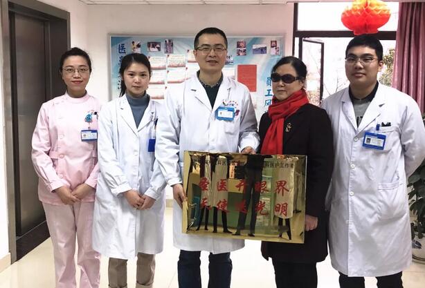 青光眼患者吴阿姨手捧牌匾感谢福州眼科医院青光眼专科医护人员1.jpg