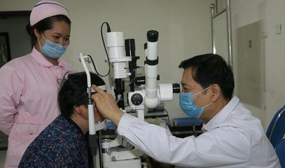 郑州视光眼科医院陈彬川院长为重度白内障10多年高度近视1000多度患者进行复明手术2.jpg
