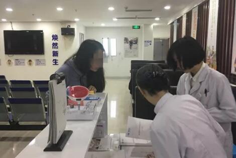 成都一高度近视小学老师在成都华厦眼科医院接受ICL晶体植入摘镜1.jpg