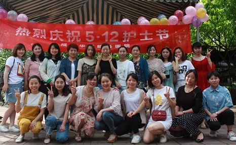 无声地守护自己家人和 位病患的健康——成都华厦眼科医院白衣天使2.png