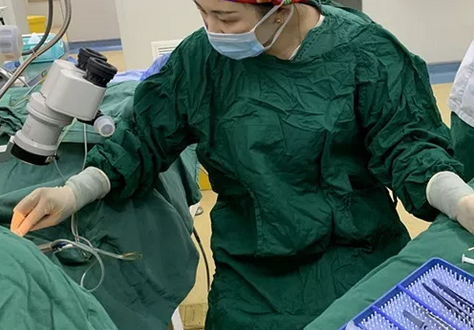成都华厦眼科医院手术室护士王燕琳：加班随叫随到，丈夫常抱着儿子等她下班.png