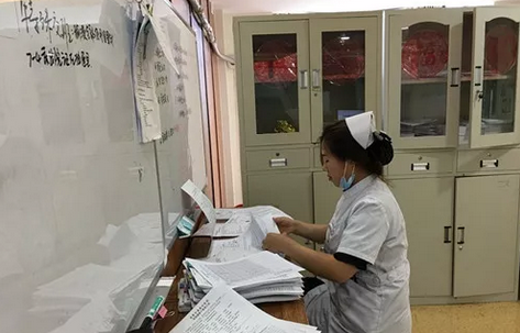 平常都连上两次夜班 只为囤假回家看孩子——成都华厦眼科医院住院部护士费红丽.png