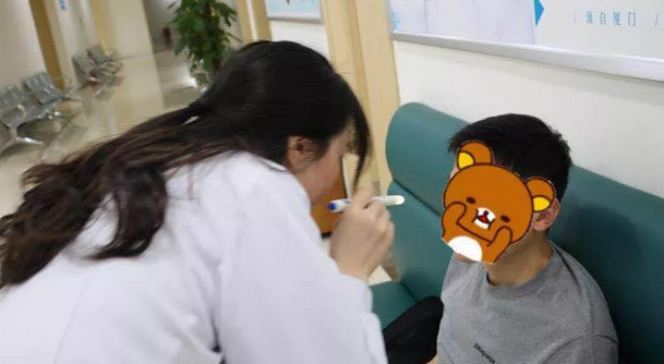 重庆华厦眼科医院美女医师 全飞秒摘镜后立即进入工作状态1.png