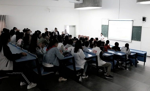 5月28日，毕节阳明眼科医院爱眼日公益行动之“共同呵护好孩子们的眼睛，让他们有一个光明的未来”眼健康活动走进毕节医专拉开序幕，毕节阳明眼科医院党支部积极准备和筹措，组织了以屈光专家梁占莹医生为首的讲师团队，屈光中心张主任带队的义诊团队3.png